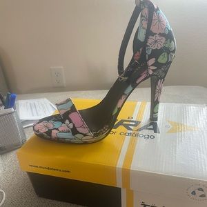 Liquidation! Women’s shoes!